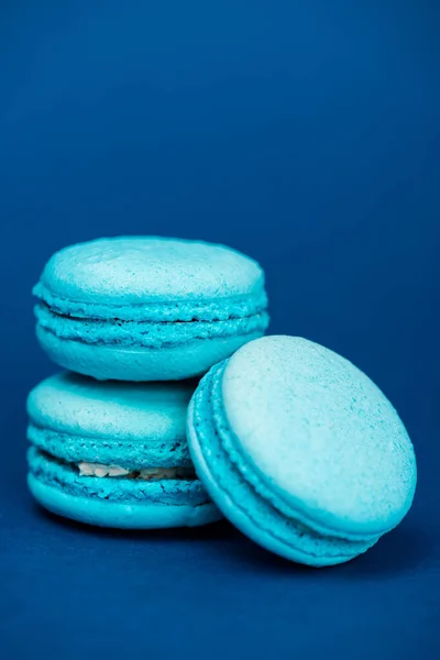 Ízletes Francia Macaroons Kék Háttér Másolási Hely — Stock Fotó