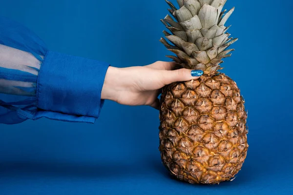 Bijgesneden Uitzicht Van Vrouw Met Smakelijke Hele Ananas Blauwe Achtergrond — Stockfoto