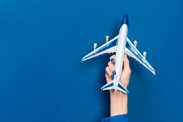 Vista Cortada Mulher Segurando Modelo Avião Fundo Azul — Fotografia de Stock