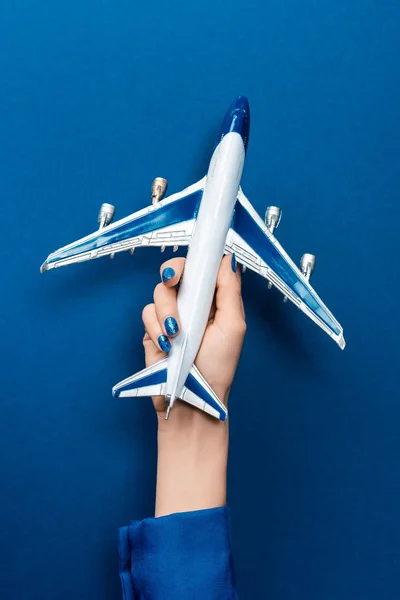 Mavi Arka Planda Uçak Modelini Tutan Kadın Görüntüsü — Stok fotoğraf