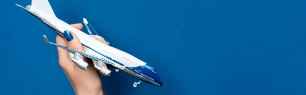 Панорамний Знімок Жінки Тримає Модель Літака Синьому Фоні — стокове фото