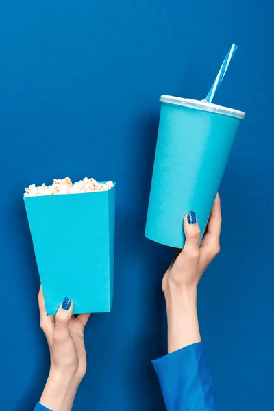 Cropped View Woman Holding Popcorn Paper Cup Blue Background — Stock Photo, Image