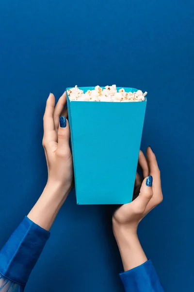 Cropped View Woman Holding Box Popcorn Blue Background — Stock Photo, Image