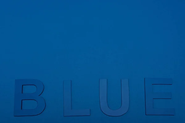 Mavi Üzerine Izole Edilmiş Mavi Harflerin Üst Görünümü — Stok fotoğraf