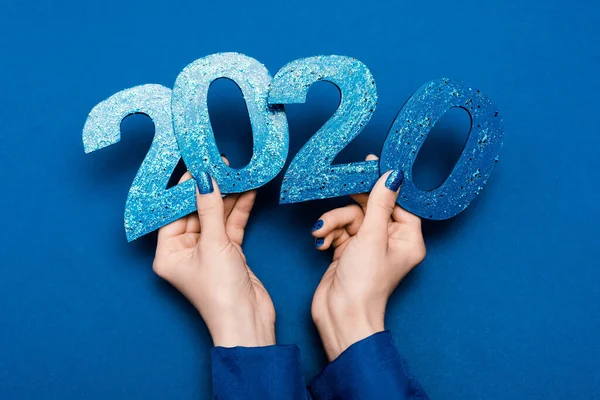 Vista Recortada Mujer Sosteniendo Números 2020 Sobre Fondo Azul — Foto de Stock