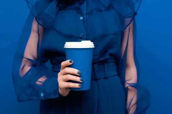 Bijgesneden Weergave Van Vrouw Met Papieren Beker Blauwe Achtergrond — Stockfoto