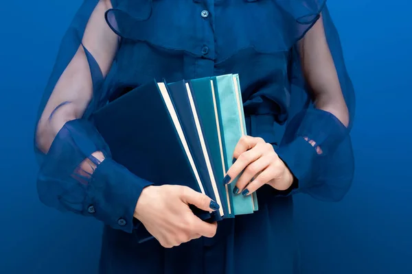 Vista Recortada Mujer Sosteniendo Libros Sobre Fondo Azul — Foto de Stock