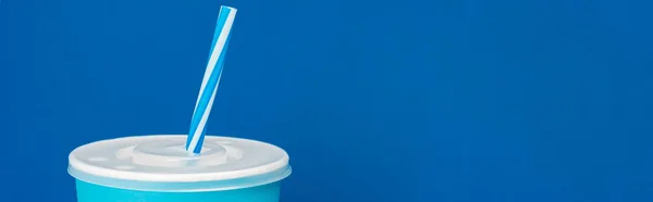 Panoramisch Shot Van Papieren Beker Met Soda Geïsoleerd Blauw — Stockfoto