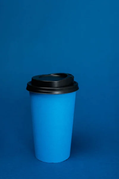Tazas Papel Con Café Sobre Fondo Azul Clásico Con Espacio —  Fotos de Stock