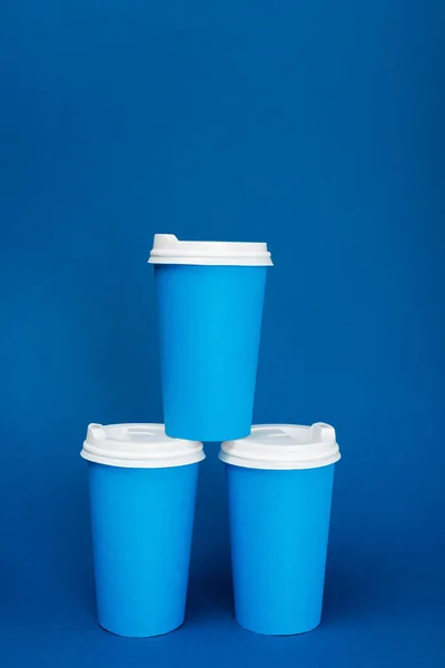 Kubki Papierowe Kawą Niebieskim Tle Przestrzenią Kopiowania — Zdjęcie stockowe