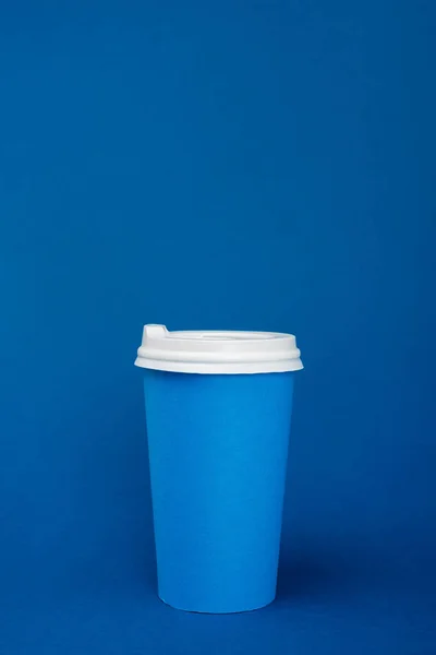Papierowy Kubek Kawą Niebieskim Tle Przestrzenią Kopiowania — Zdjęcie stockowe