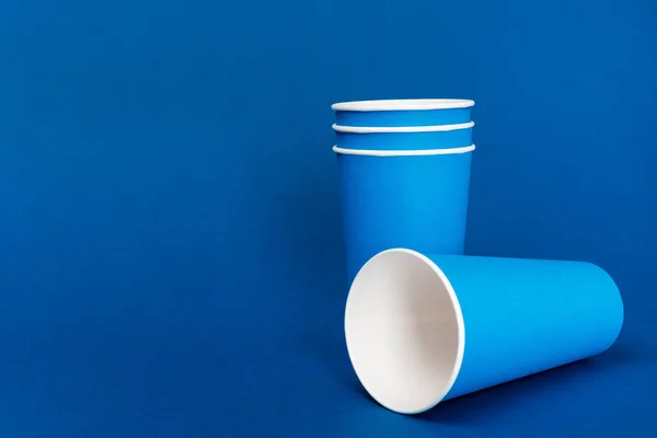 Vasos Papel Vacíos Sobre Fondo Azul Con Espacio Copia —  Fotos de Stock