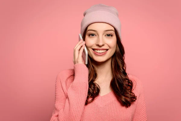 Gelukkig Meisje Praten Smartphone Terwijl Glimlachen Camera Geïsoleerd Roze — Stockfoto