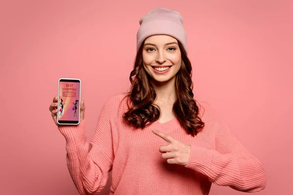 Gadis Bahagia Menunjuk Dengan Jari Smartphone Dengan Aplikasi Belanja Terbaik — Stok Foto