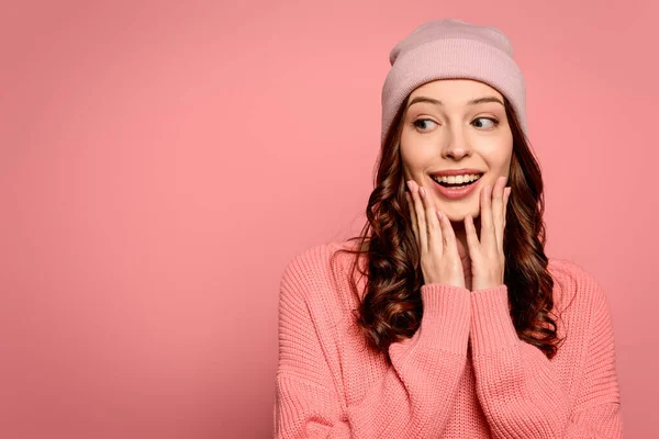 Verbaasd Meisje Weg Kijken Aanraken Gezicht Geïsoleerd Roze — Stockfoto