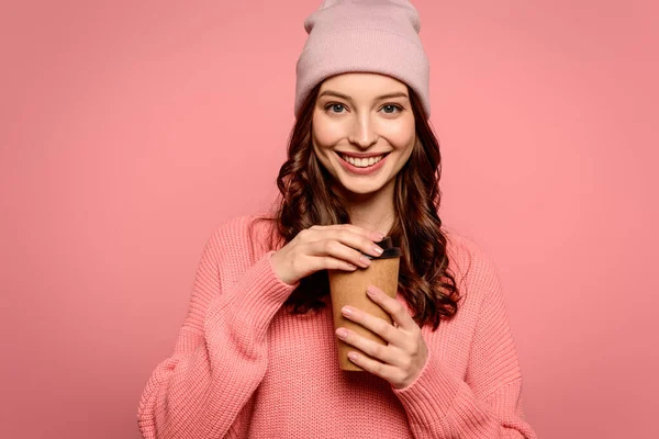 Menina Alegre Sorrindo Câmera Enquanto Segurando Café Para Isolado Rosa — Fotografia de Stock