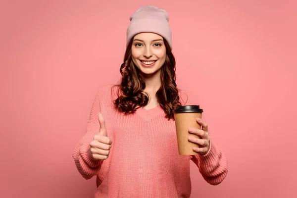 Vrolijk Meisje Houden Koffie Gaan Tonen Duim Omhoog Roze Achtergrond — Stockfoto