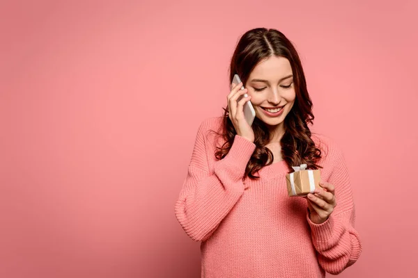 Chica Feliz Hablando Teléfono Inteligente Mirando Caja Regalo Sobre Fondo —  Fotos de Stock