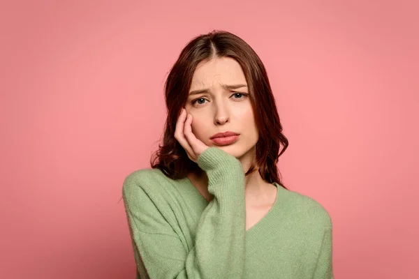 Chica Molesta Mirando Cámara Mientras Toca Cara Aislada Rosa — Foto de Stock