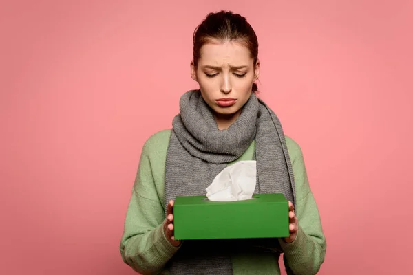 Triste Fille Malade Écharpe Chaude Prenant Boîte Serviettes Papier Isolé — Photo