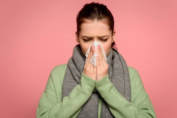 Krankes Mädchen Warmem Schal Niest Papierserviette Isoliert Auf Rosa — Stockfoto