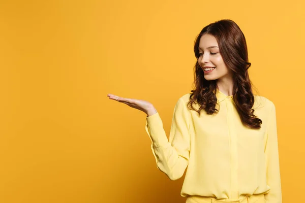 Feliz Chica Atractiva Sonriendo Mientras Está Pie Con Brazo Abierto — Foto de Stock