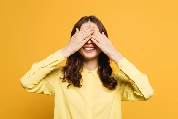 Menina Alegre Cobrindo Olhos Com Mão Fundo Amarelo — Fotografia de Stock