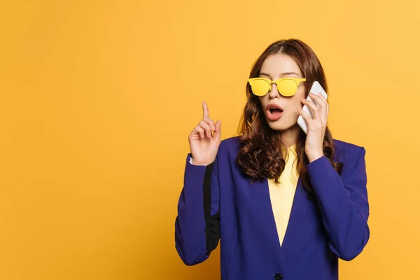 Amazed Stylish Girl Yellow Glasses Showing Idea Sign While Talking — Stock Photo, Image