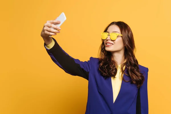 Sorrindo Menina Elegante Óculos Amarelos Levando Selfie Smartphone Fundo Amarelo — Fotografia de Stock