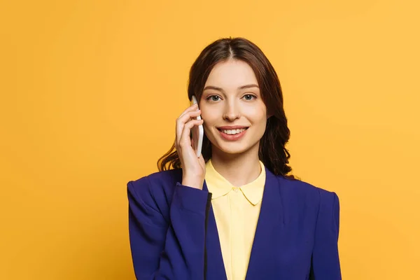 Happy Girl Talking Smartphone While Smiling Camera Isolated Yellow — Stock Photo, Image