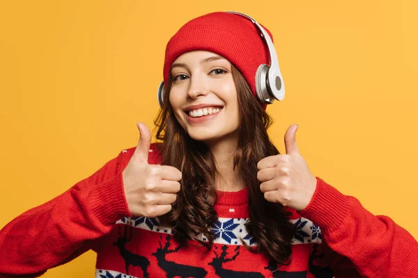 Chica Feliz Auriculares Inalámbricos Sombrero Suéter Ornamental Rojo Mostrando Los — Foto de Stock