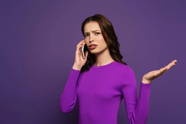 Displeased Girl Talking Smartphone While Standing Open Arm Purple Background — Stock Photo, Image