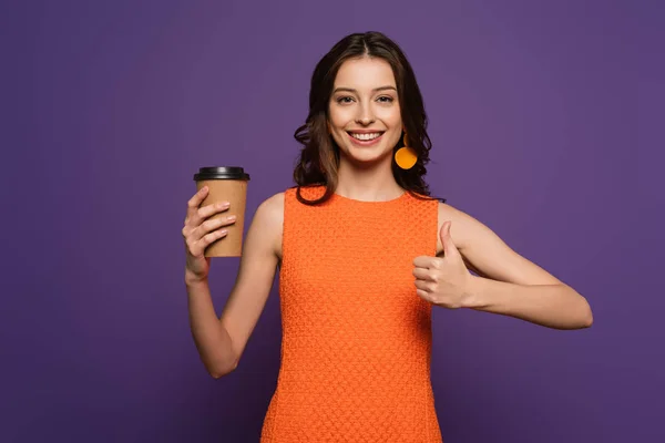 Vrolijk Meisje Houden Koffie Gaan Tonen Duim Omhoog Terwijl Glimlachen — Stockfoto