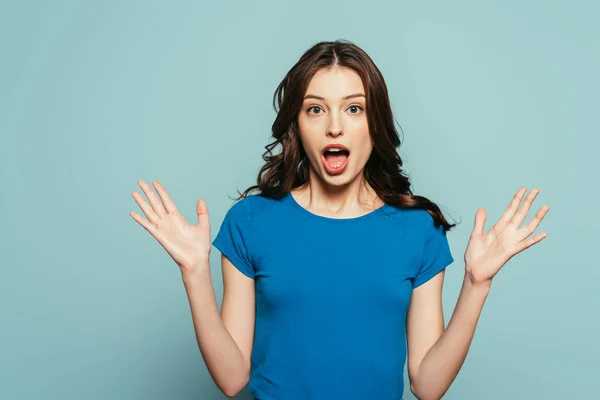 Shocked Girl Looking Camera While Standing Open Arms Isolated Blue — Stock Photo, Image