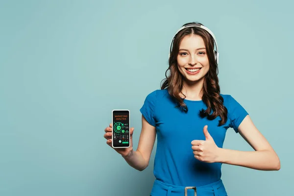 Happy Girl Wireless Headphones Showing Thumb While Holding Smartphone Marketing — Stock Photo, Image
