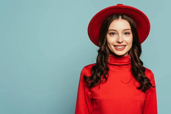 Menina Atraente Elegante Sorrindo Para Câmera Isolada Azul — Fotografia de Stock