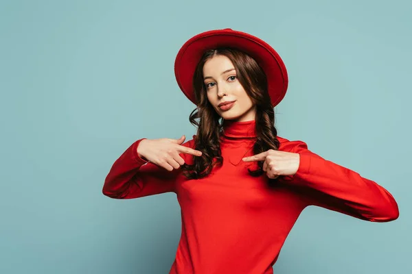 Elegante Chica Confiada Apuntando Con Los Dedos Misma Mientras Mira — Foto de Stock