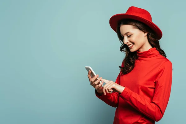 Happy Stylish Girl Smiling While Chatting Smartphone Isolated Blue — Stock Photo, Image