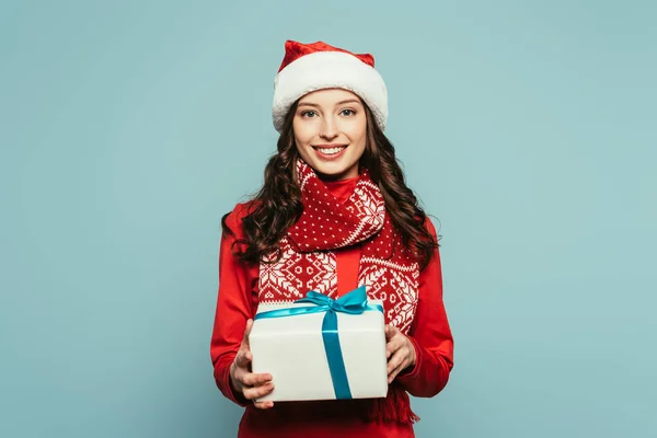 Glückliches Mädchen Mit Weihnachtsmütze Zeigt Geschenkschachtel Während Sie Die Kamera — Stockfoto