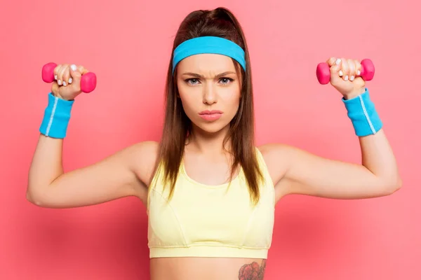 Grave Joven Deportista Entrenamiento Con Mancuernas Mientras Mira Cámara Fondo — Foto de Stock