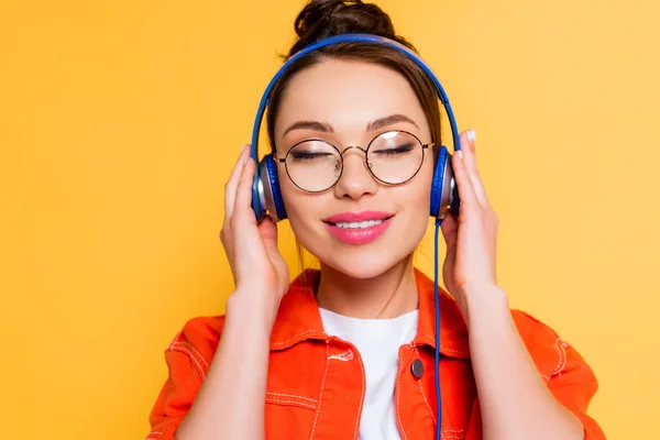 Estudiante Sonriente Anteojos Tocando Auriculares Mientras Está Pie Con Los — Foto de Stock