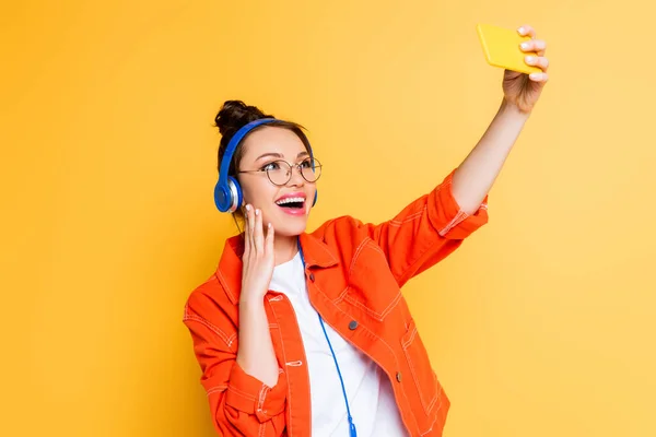 Veselý Student Sluchátkách Přičemž Selfie Smartphone Izolované Žluté — Stock fotografie