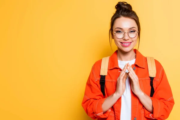 Astuto Estudiante Gafas Con Los Dedos Unidos Mientras Sonríe Cámara — Foto de Stock