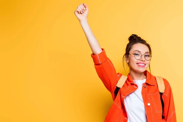 Estudiante Emocionado Gafas Que Muestran Gesto Ganador Mientras Sonríe Cámara —  Fotos de Stock