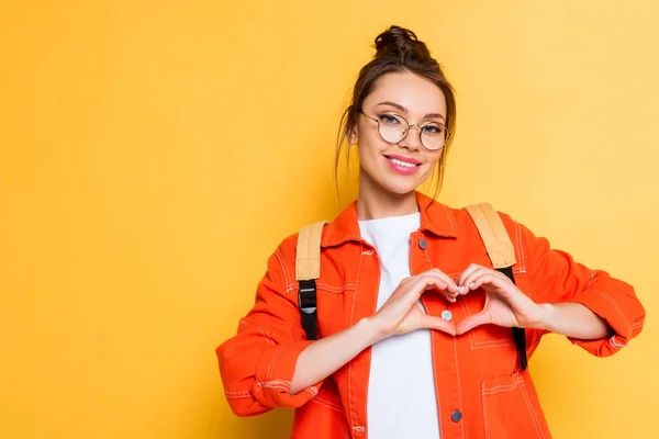 Glad Student Glasögon Visar Hjärttecken Med Händerna Gul Bakgrund — Stockfoto