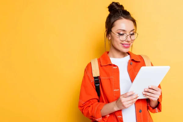 Leende Student Glasögon Med Digital Tablett Gul Bakgrund — Stockfoto