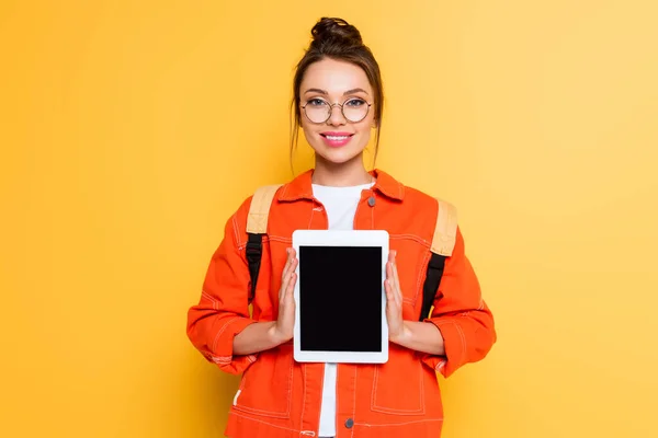 Usmívající Student Brýlích Ukazující Digitální Tablet Prázdnou Obrazovkou Žlutém Pozadí — Stock fotografie