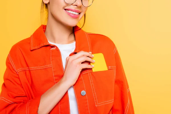 Vista Cortada Estudante Sorrindo Tirar Smartphone Bolso Isolado Amarelo — Fotografia de Stock