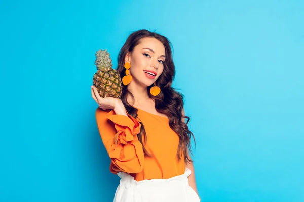 Beautiful Fashionable Girl Holding Ripe Pineapple Smiling Camera Blue Background — Stock Photo, Image