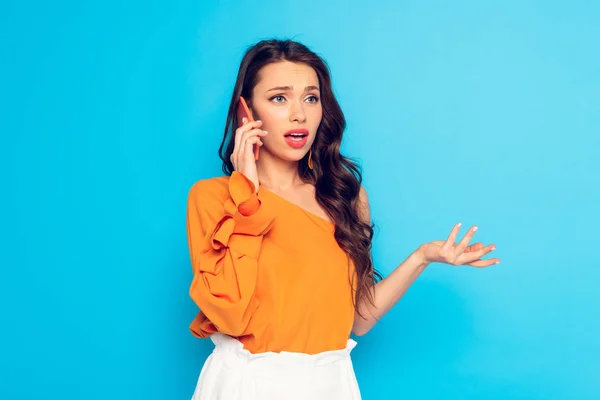 Attractive Offended Girl Talking Smartphone While Standing Open Arm Isolated — Stock Photo, Image